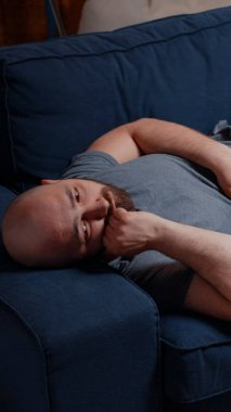 Yetişkin bir adam büyük bir depresyon yüzünden hayattan zevk alamıyor.