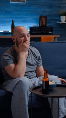 Televizyonda film izleyen yalnız bir adam hayrete düştü.