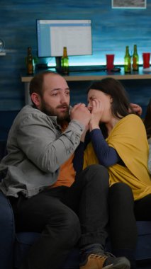 Çok ırklı arkadaşlar korku filmi izlerken çığlık atıyorlar.