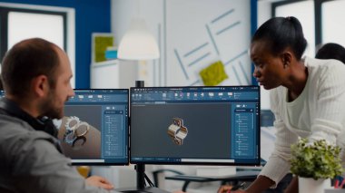 Çift ekran kullanarak endüstriyel proje hakkındaki fikirleri paylaşan çok ırklı bir ekip