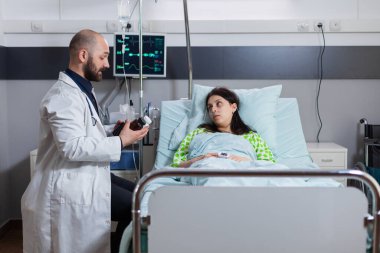 Tıbbi randevu sırasında hasta olan hastaya tıbbi danışmanlık yapan doktor.
