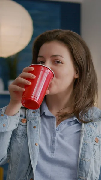 Close-up van vrouw portret kijken in camera terwijl het drinken van bier — Stockfoto