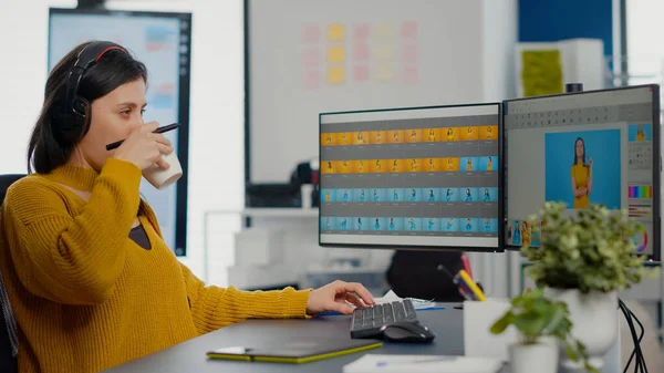 Kulaklıklı fotoğraf düzenleyicisi stil kalem kullanarak resme rötuş yapıyor