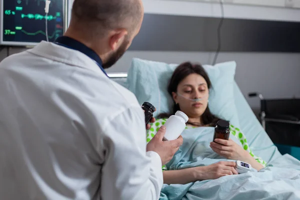 Lékař sleduje nemocného pacienta během lékařské prohlídky — Stock fotografie