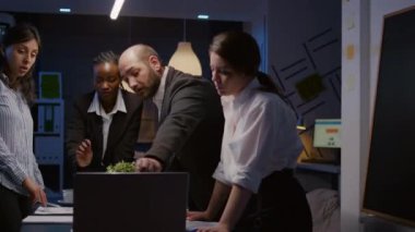 Dizüstü bilgisayarda çeşitli takım çalışması denetimi sunumu