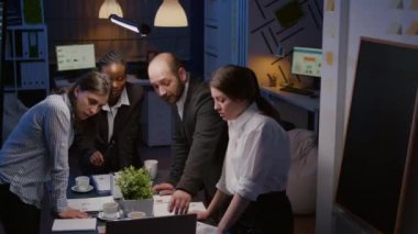 Finansal grafiklerin sunumunu analiz eden çeşitli çoklu etnik takım çalışması firma fikirleri