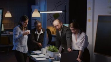 Şirketin grafiklerini analiz eden çeşitli takım çalışması yönetim stratejisi