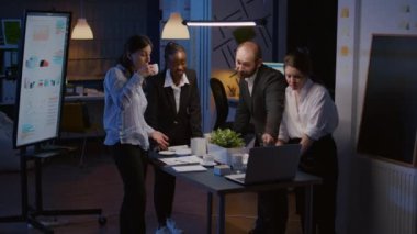 Heyecanlı çok ırklı iş adamları masa başında ayakta alkışlanırken iyi haberler alıyorlar