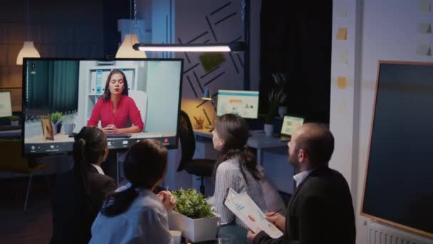 Mångfaldigt multietniskt samarbete mellan företag som har videokonferens online — Stockvideo