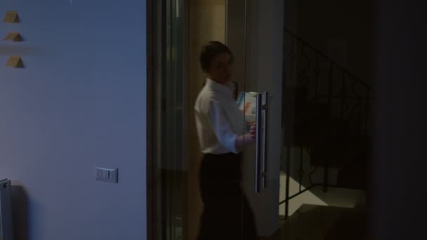 Empresaria mujer de negocios entrar en la sala de reuniones de la oficina tarde en la noche — Vídeos de Stock