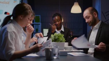 Koyu tenli, odaklanmış Afro-Amerikan girişimci şirket stratejisi üzerinde çalışıyor.