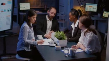 Çeşitli çok ırklı takım çalışmalarının finansal strateji belgelerini analiz eden şirket fikirleri.