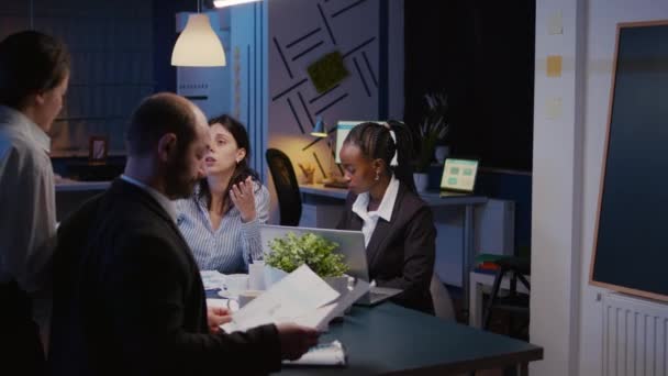 Multietnisk mångfald företagare brainstorming företagsidéer som arbetar på management presentation — Stockvideo