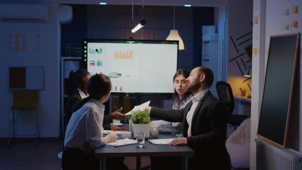 Vielfältige multiethnische Gruppe von Geschäftsleuten betrachtet Finanzpräsentation auf Monitor — Stockvideo