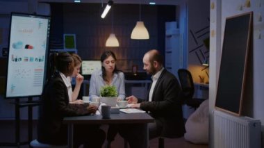 Yönetici kadın şirket stratejisinde çalışan yönetim istatistiklerini açıklıyor