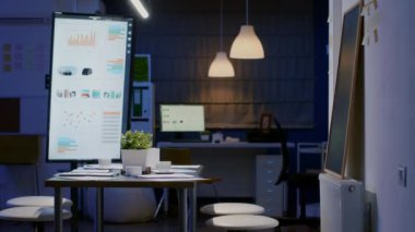Modern boş iş bürosu toplantı odası iş adamları için hazır.