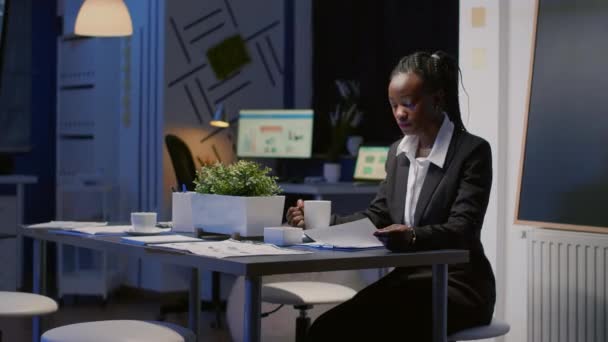 Afrika kökenli Amerikalı iş kadını konferans masasında oturmuş kahve içiyor. — Stok video