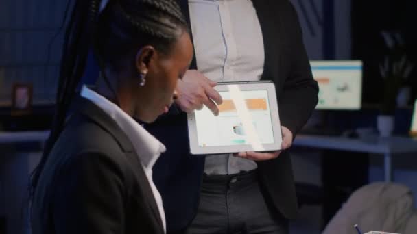 Empresário empresário mostrando estratégia da empresa usando tablet para apresentação corporativa — Vídeo de Stock