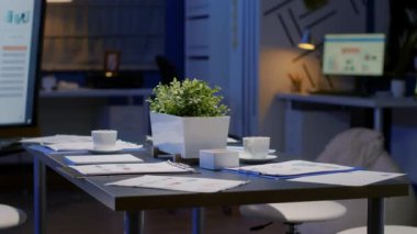 Boş modern ofis toplantı odası. İş adamlarını bekleyen kimse yok.