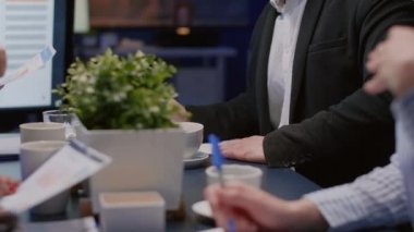 İş adamının portresi kameraya bakıyor konferans masasında oturuyor toplantı odasında çalışıyor.