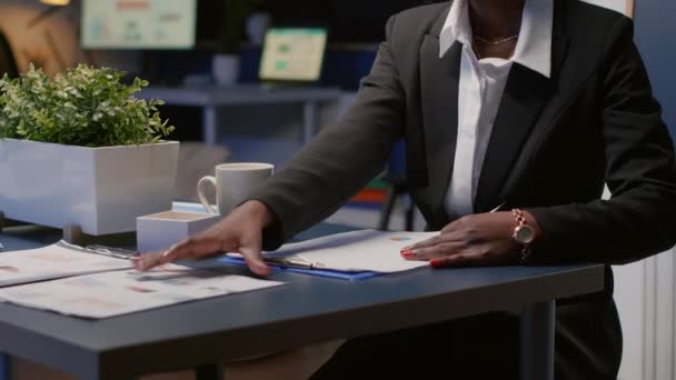 Fokuserad svart afrikansk amerikansk affärskvinna arbetar övertid på företagets företagsledning presentation — Stockvideo