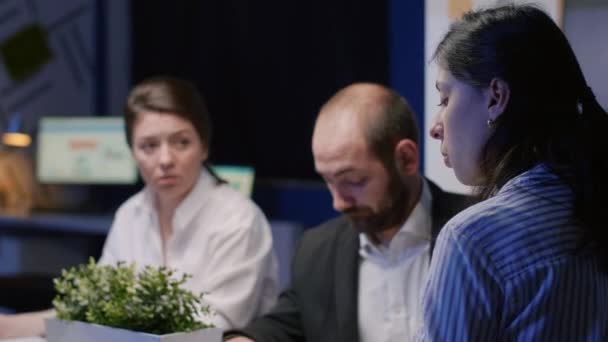 Enfoque selectivo de la mujer de negocios discutiendo gráficos financieros analizando estadísticas de la empresa — Vídeo de stock