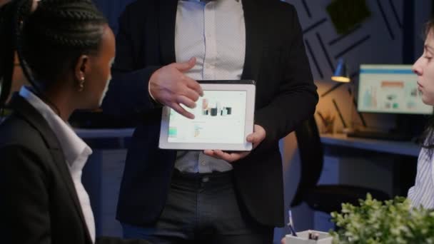 Hombre de negocios enfocado mostrando gráficos corporativos presentación usando tableta — Vídeos de Stock