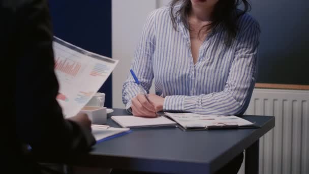 Retrato de una mujer de negocios sonriente mirando a la cámara mientras está sentada en la mesa de conferencias — Vídeos de Stock