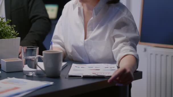 Retrato de una mujer de negocios sonriente mirando a la cámara trabajando horas extras en la oficina de negocios — Vídeos de Stock