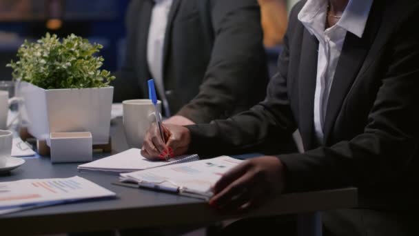 Retrato de la mujer de negocios afroamericana escribiendo estrategia de la compañía en el cuaderno — Vídeos de Stock