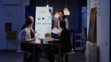 Toplantı odasında çalışırken bağıran sinirli girişimci kadın.