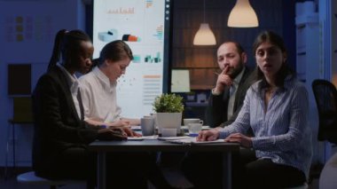 Çevrimiçi video çağrısı sırasında yönetim stratejisini tartışan çok ırklı iş adamlarının Pov 'u