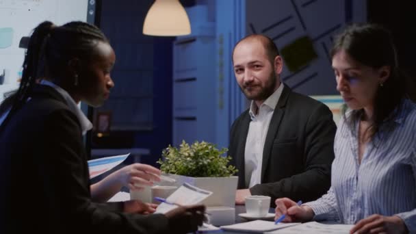 Retrato del hombre gerente sonriente mirando a la cámara trabajando en la estrategia de la empresa — Vídeo de stock