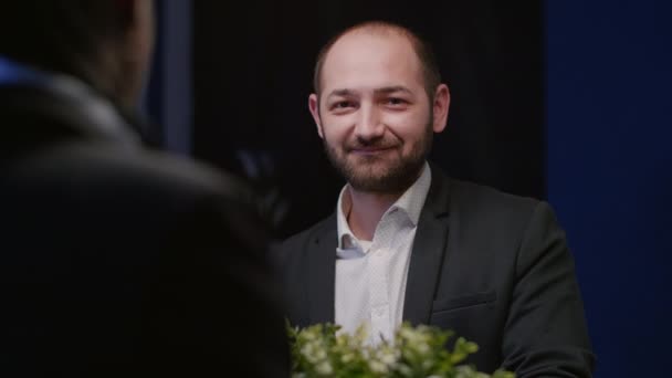 Porträt eines fokussierten Managers, der am Konferenztisch im Besprechungsbüro in die Kamera blickt — Stockvideo