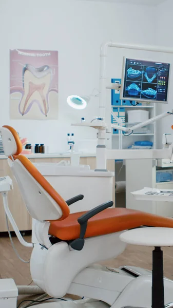 Интерьер стоматологического стоматологического ортодонтического кабинета с рентгенографией зубов на мониторе. — стоковое фото