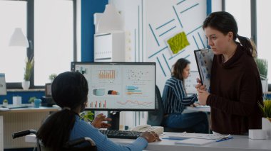 Bilgisayarda finansal strateji planlayan çeşitli iş kadınları