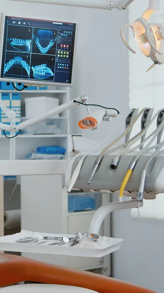 Interior do consultório odontológico moderno no hospital com mobiliário ortodôntico odontológico. — Fotografia de Stock