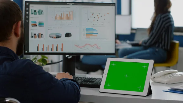 Gestionnaire paralysé analysant les statistiques en regardant la tablette avec affichage izolisé — Photo