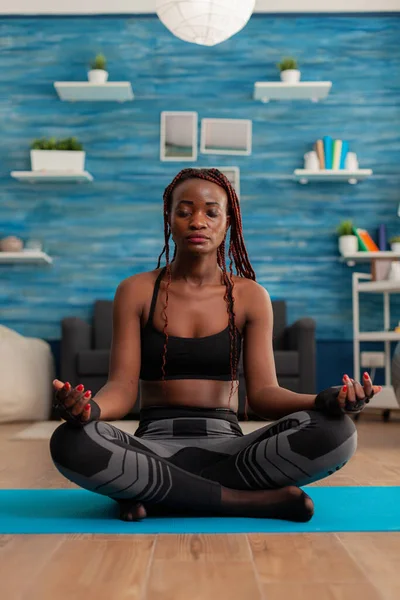 Nero donna formazione corpo e mente meditando — Foto Stock