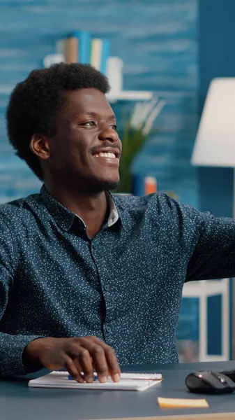 Autentico uomo afro-americano felice che si fa un selfie in salotto per condividerlo sui social media — Foto Stock