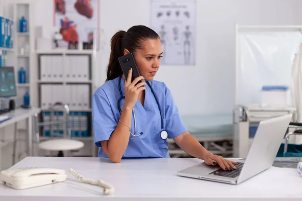 Medico che utilizza il telefono — Foto Stock