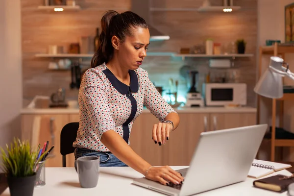 Empresaria verificando el tiempo — Foto de Stock