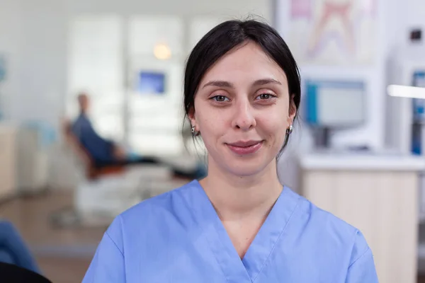 Usmívající se stomatolog zdravotní sestra při pohledu do kamery — Stock fotografie