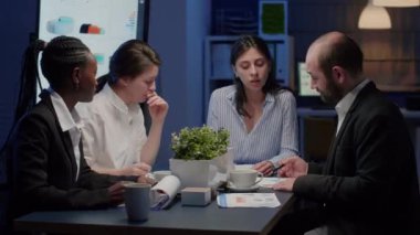 İş kadını şirket stratejisinde çalışan yönetim istatistiklerini tartışıyor