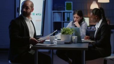 Şirketin sunumunda çalışan çok çeşitli etnik çeşitlilikteki iş ekibi beyin fırtınası fikirleri