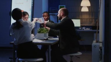 Çok ırklı iş ekibi paylaşımı şirket yönetim evrakları