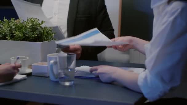 Des gens d'affaires divers réfléchissent à des idées d'entreprise en analysant la paperasserie de la stratégie de l'entreprise — Video