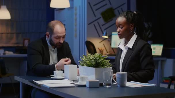 Diverse zakenmensen discussiëren over management bedrijfsoplossing zittend aan vergadertafel — Stockvideo