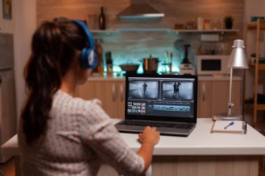 Esmer video düzenleyici görüntülerle çalışıyor