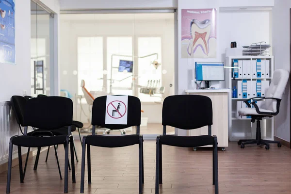Sala de espera em nova clínica normal com ninguém nele — Fotografia de Stock